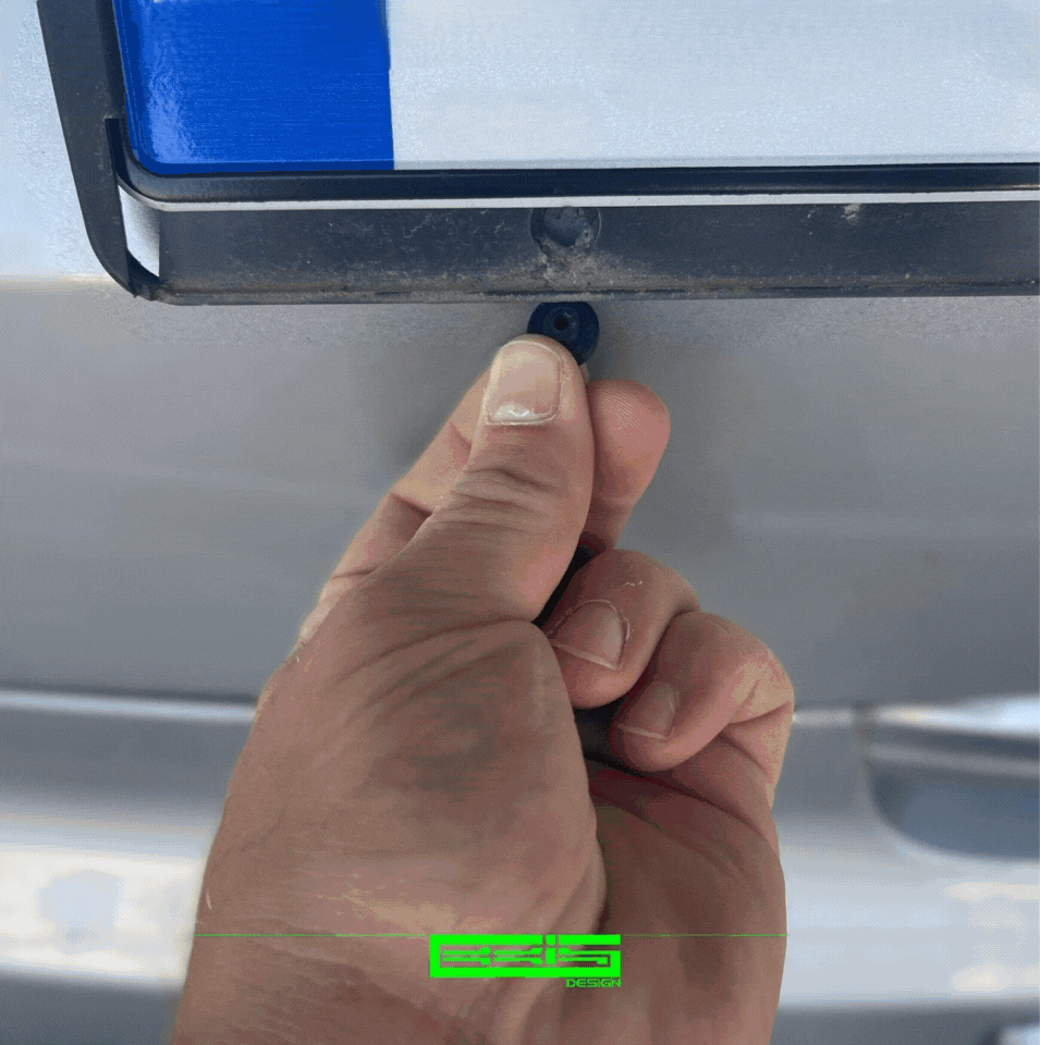 Licence plate mount adapter