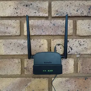 Tenda N300 Wi-Fi Router 4G LTE wall mount/bracket