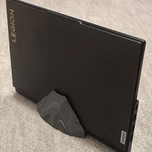 Vertical laptop stand – Cobra Mk3 spaceship style