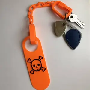 Skull and cross bone key ring whit a chain.