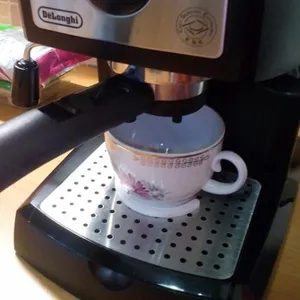 Cup support on the Delonghi coffee maker