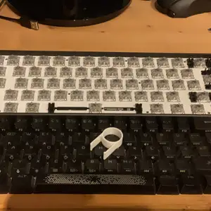 Keycap lifter